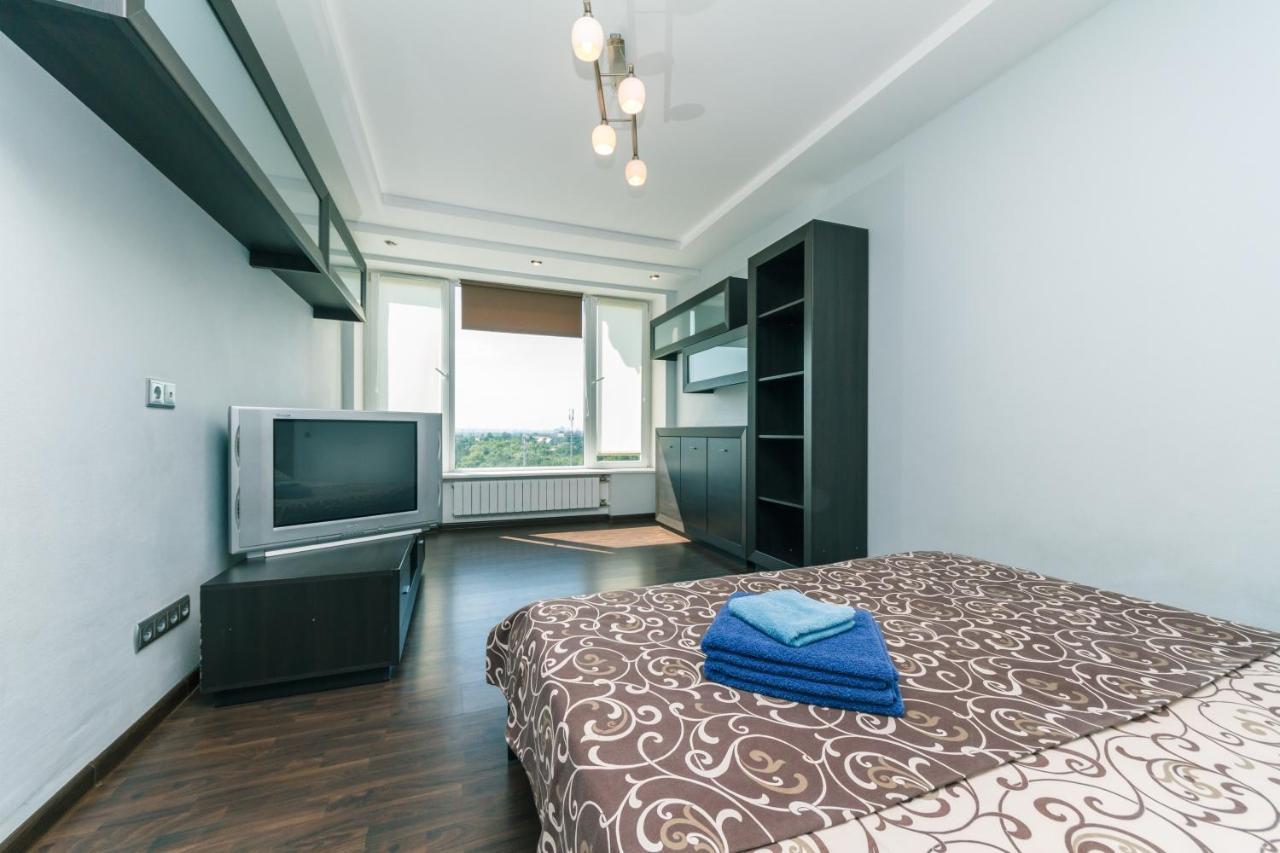 Apartments On Henerala Zhmachenka Kiev Dış mekan fotoğraf